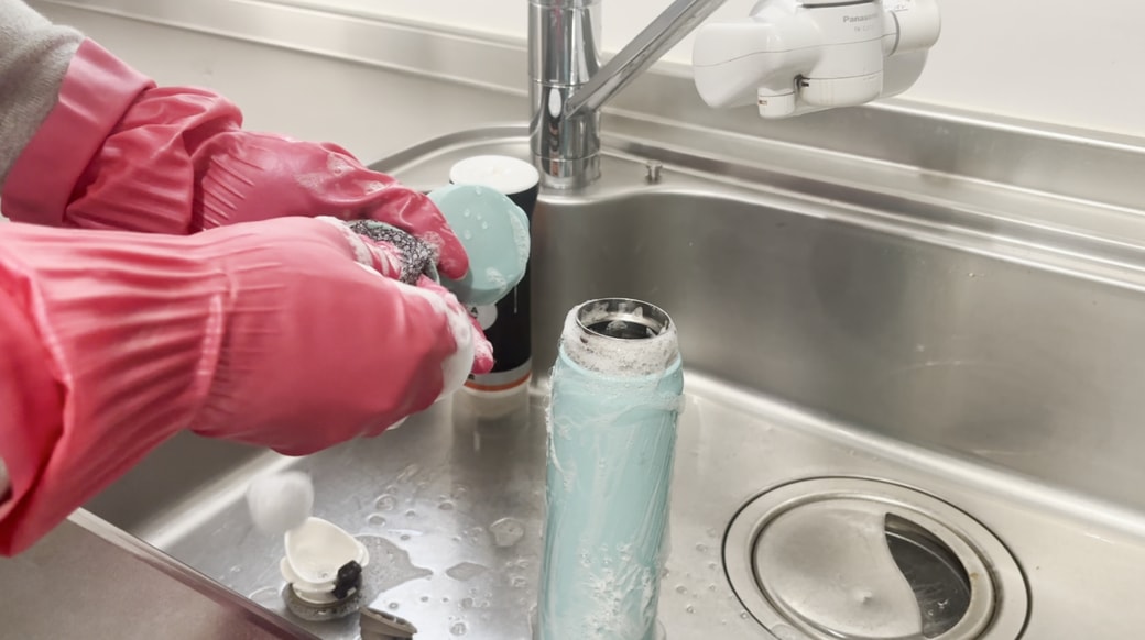 食器用洗剤で洗う