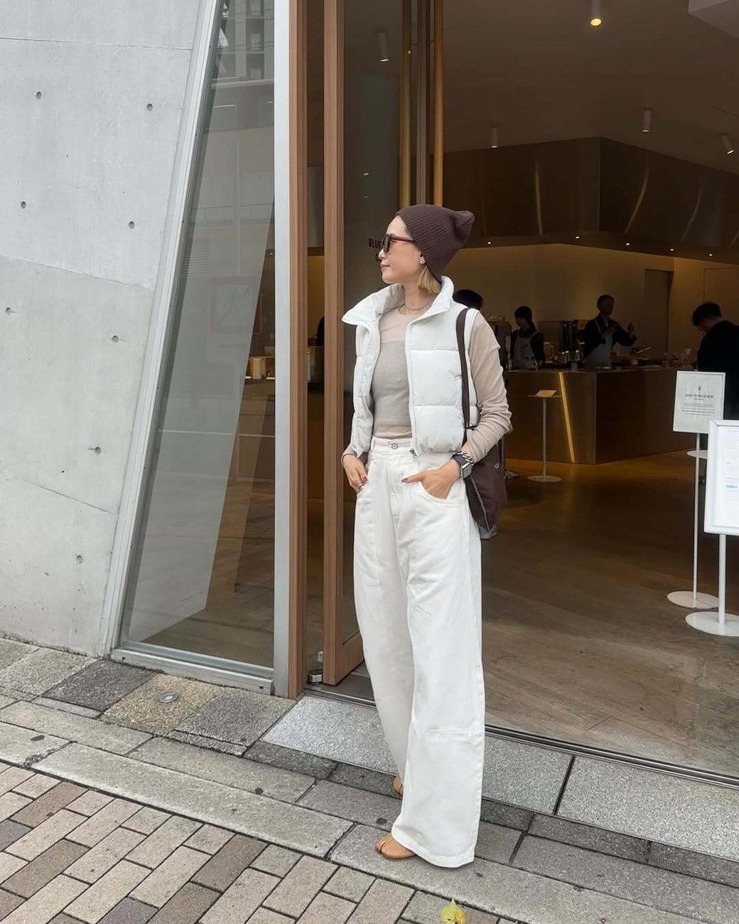 白をベースにブラウンとベージュのアイテムを合わせれば、テクなしで洗練見え！