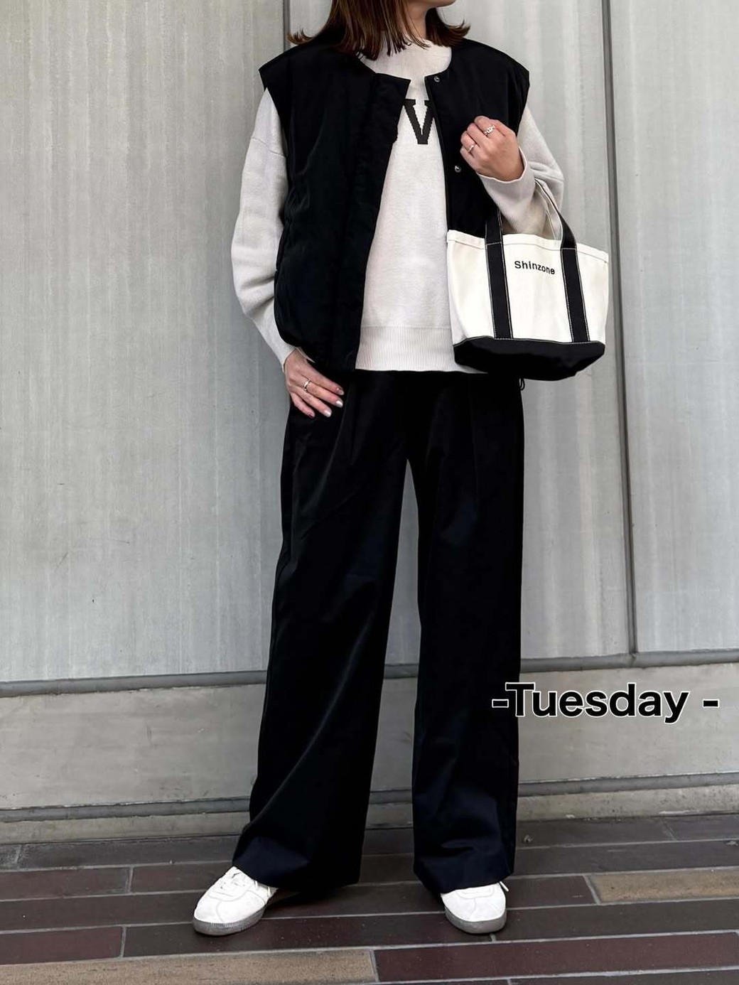 コンパクトなサイズ感のダウンベストなら、手持ちのアイテムと合わせやすくて◎。