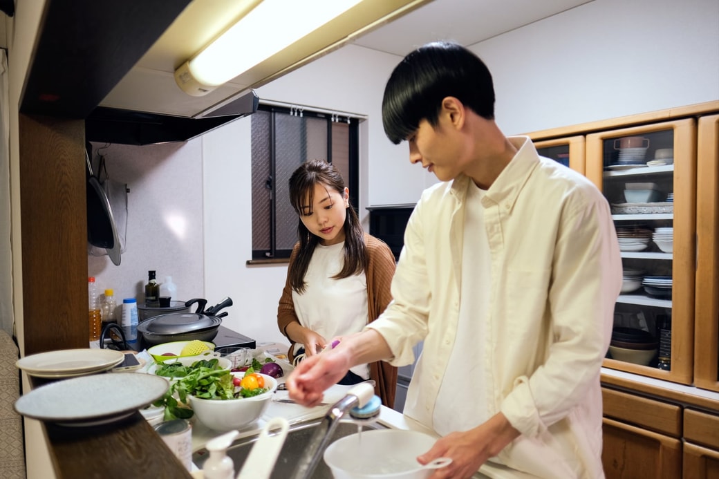 夫婦でご飯の支度