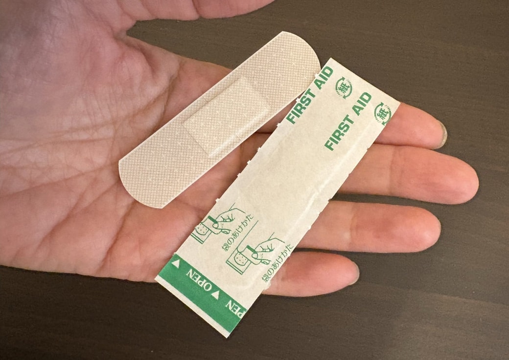 手のひらに乗せた絆創膏