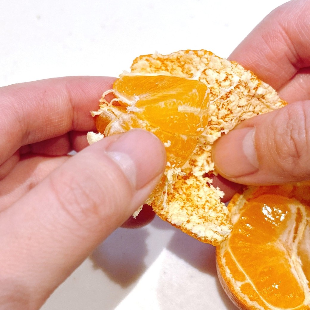 ヘタから皮を外す