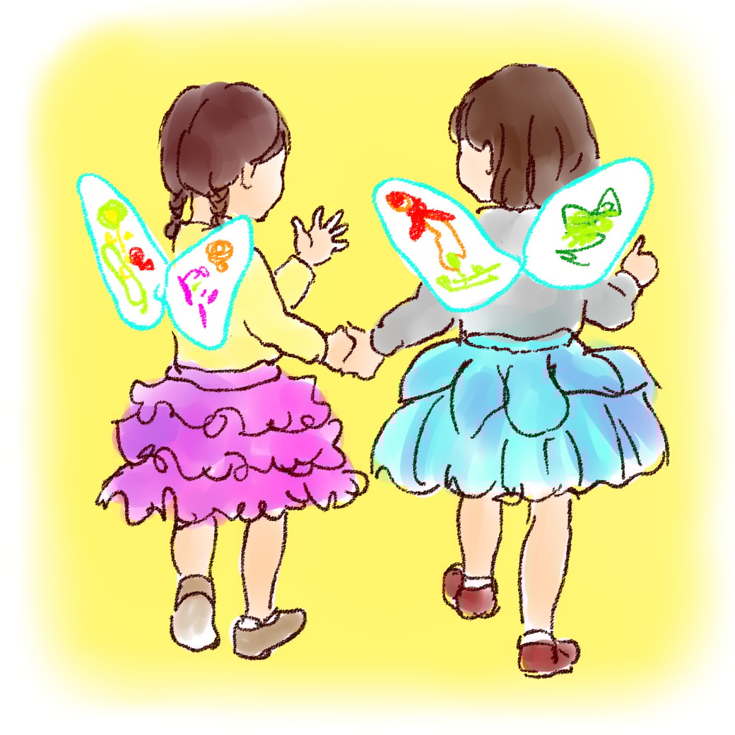 優亜と半年お姉さんのいとこの結衣の後ろ姿。ふわふわのスカートをはき、画用紙で作った天使のような大きな羽を背中につけ、仲良さそうにおしゃべりしている。