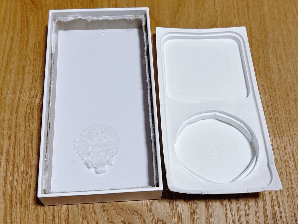 iPhoneの箱に入っているプラスチックの土台