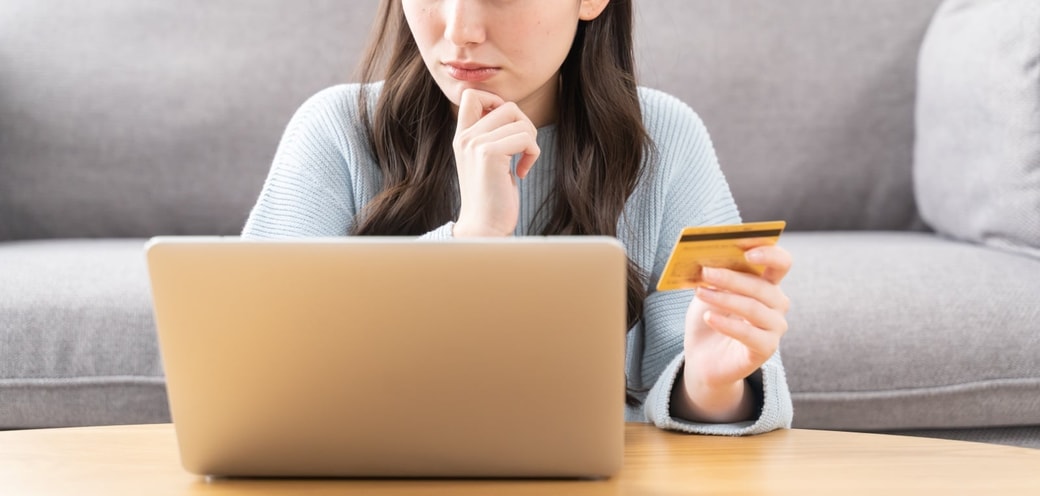 クレジットカードを持つ女性