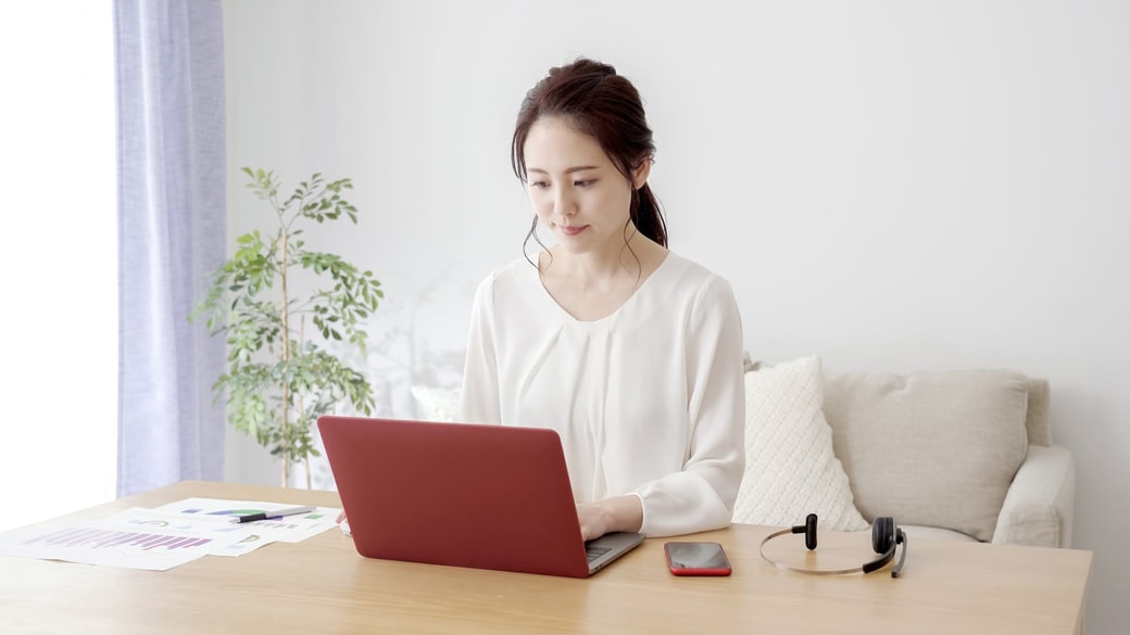 仕事する女性