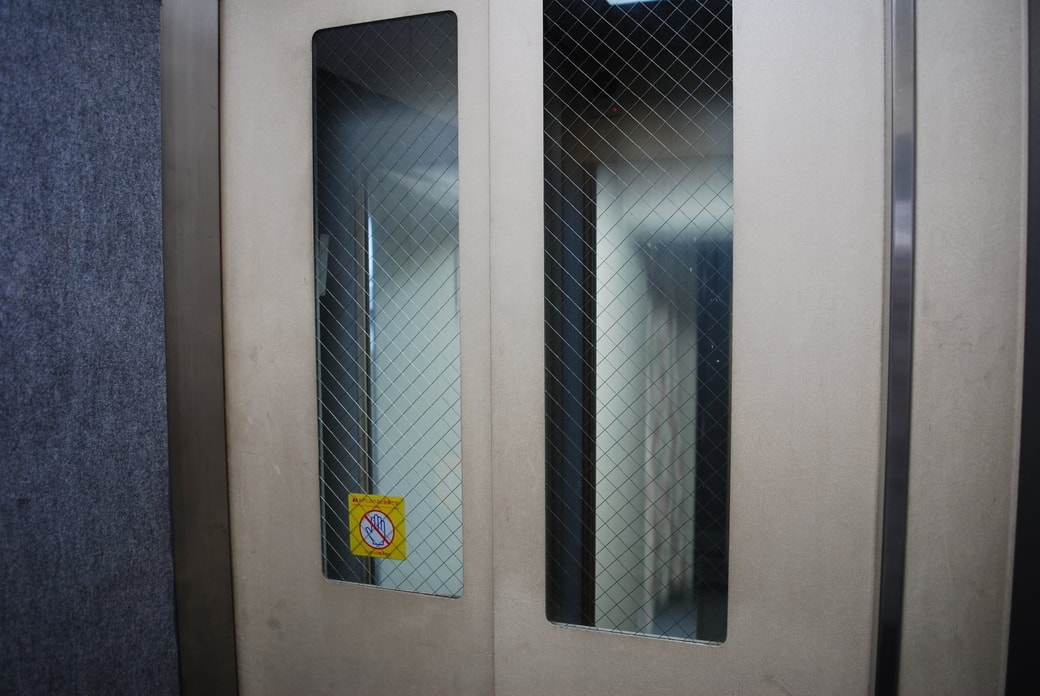 NG②エレベーターにのる