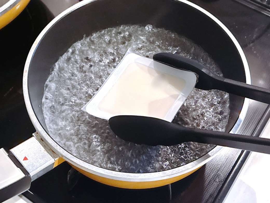 ①パックごと湯煎できる