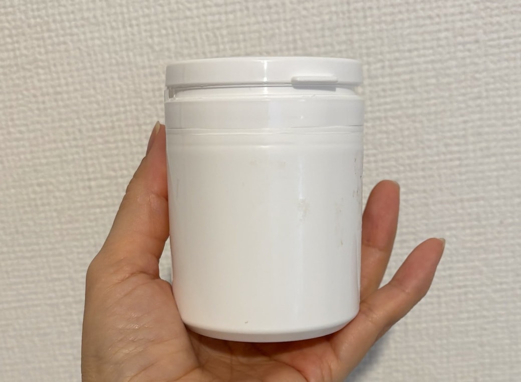 ボトルガムの空き容器のラベルをはがした様子