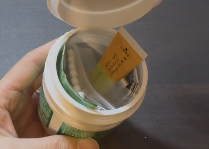 衛生用品をボトルガムの容器に入れた様子