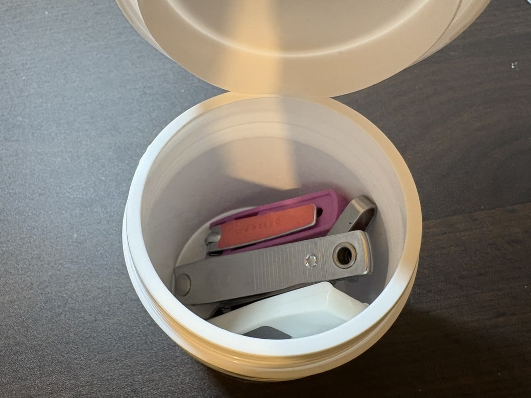 ボトルガムの容器に爪切りを入れた様子