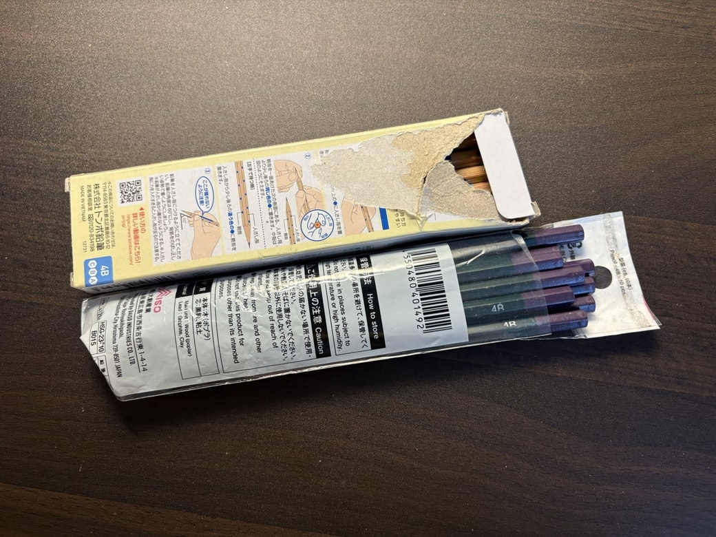 ボロボロになった鉛筆の箱