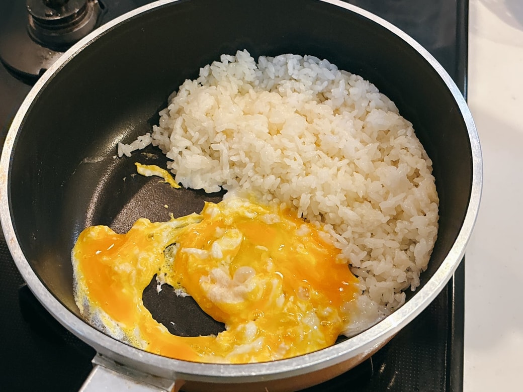 ごはんを寄せて、卵を炒める