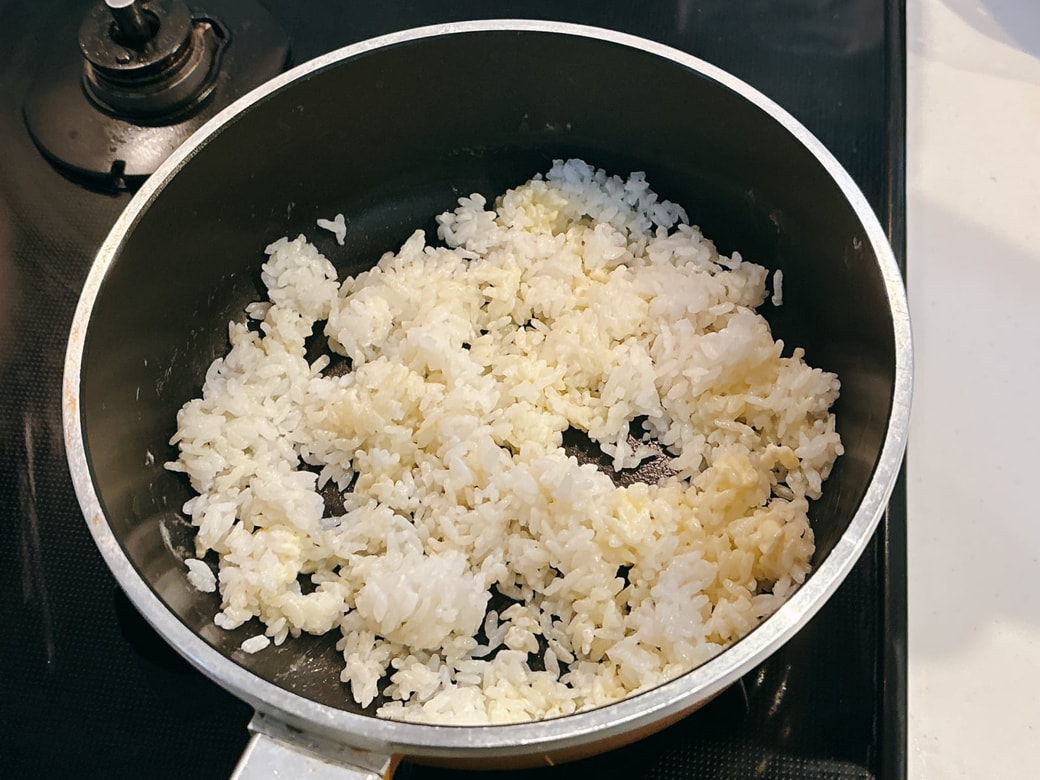 ごはんをマヨネーズで炒める