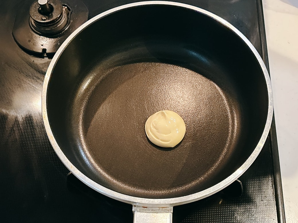 フライパンにマヨネーズを入れる