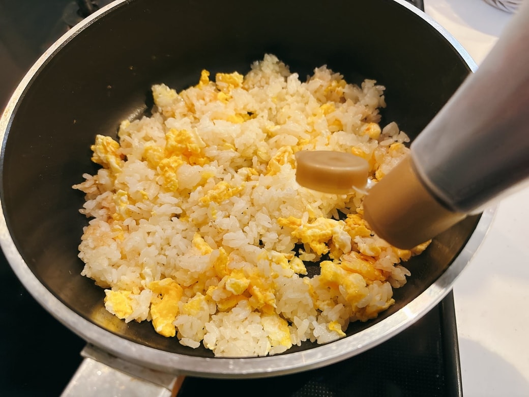 しょうゆをまわし入れる