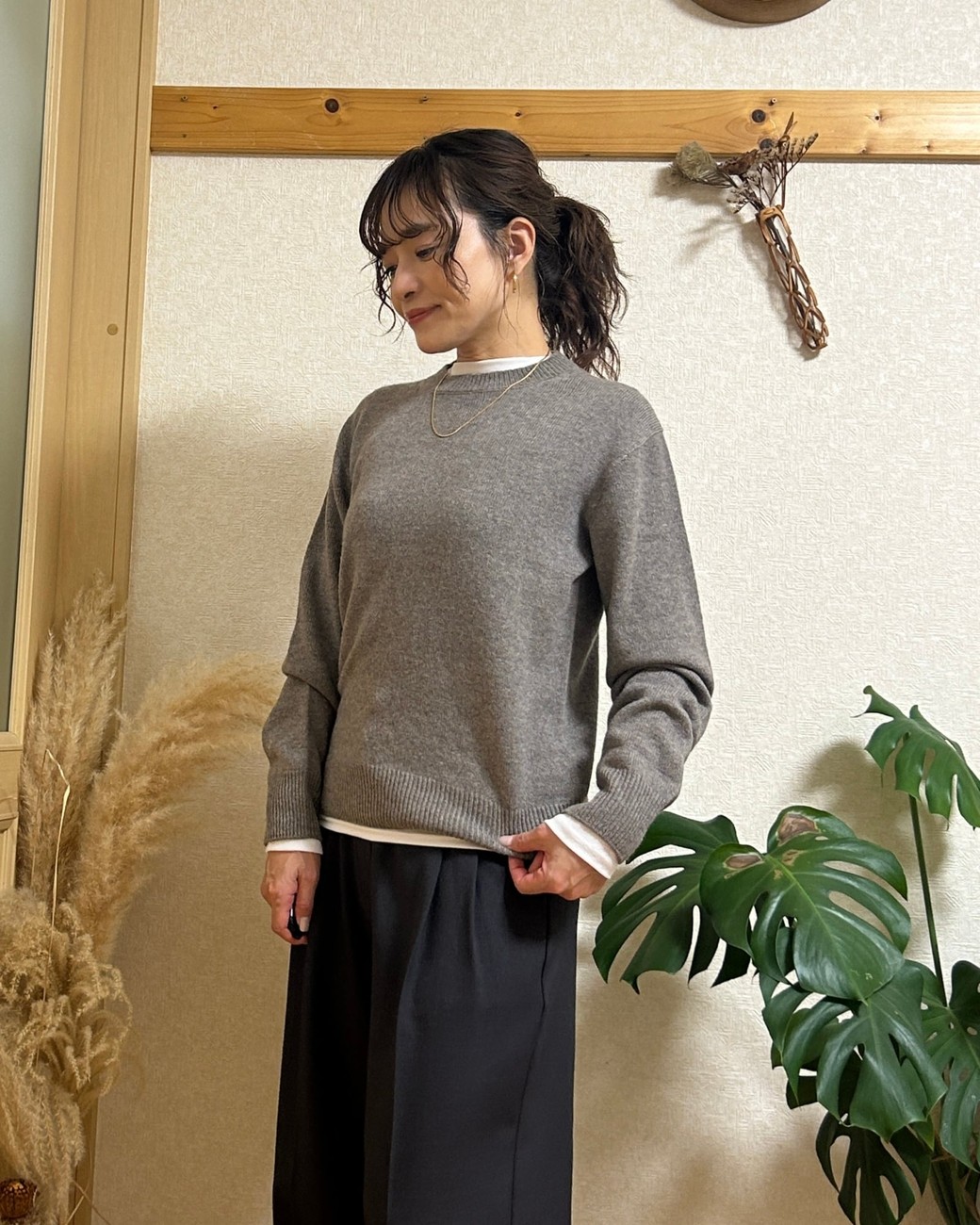 白インナーをチラ見せするだけでこなれ感が演出できる。