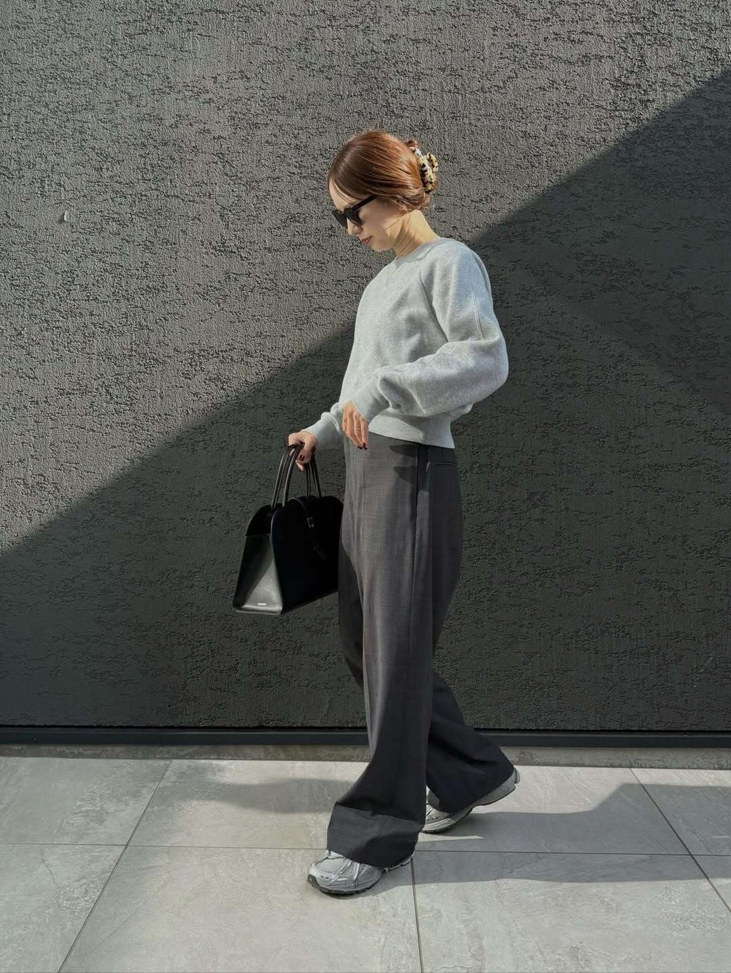 足元もグレーでまとめて抜かりなく。