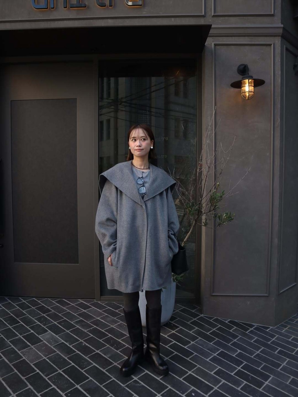 大きめショールカラーがおしゃれなグレーのコートを主役に、ブーツでまとめた旬のコーデ。