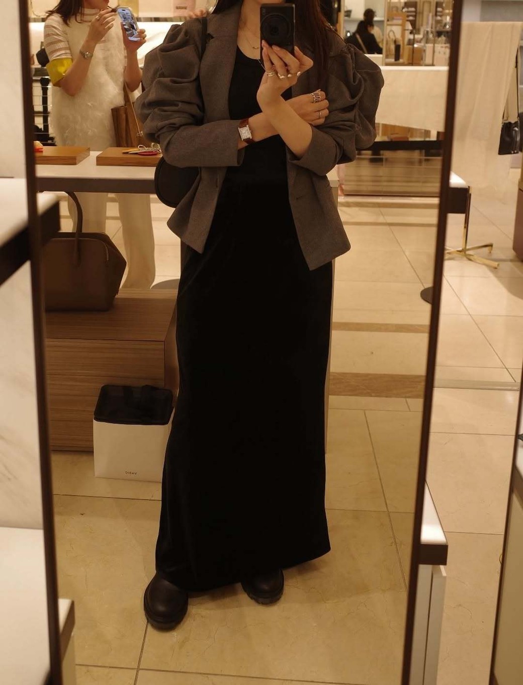 デザイン袖のジャケットコートは、シンプルなロングワンピと相性抜群。