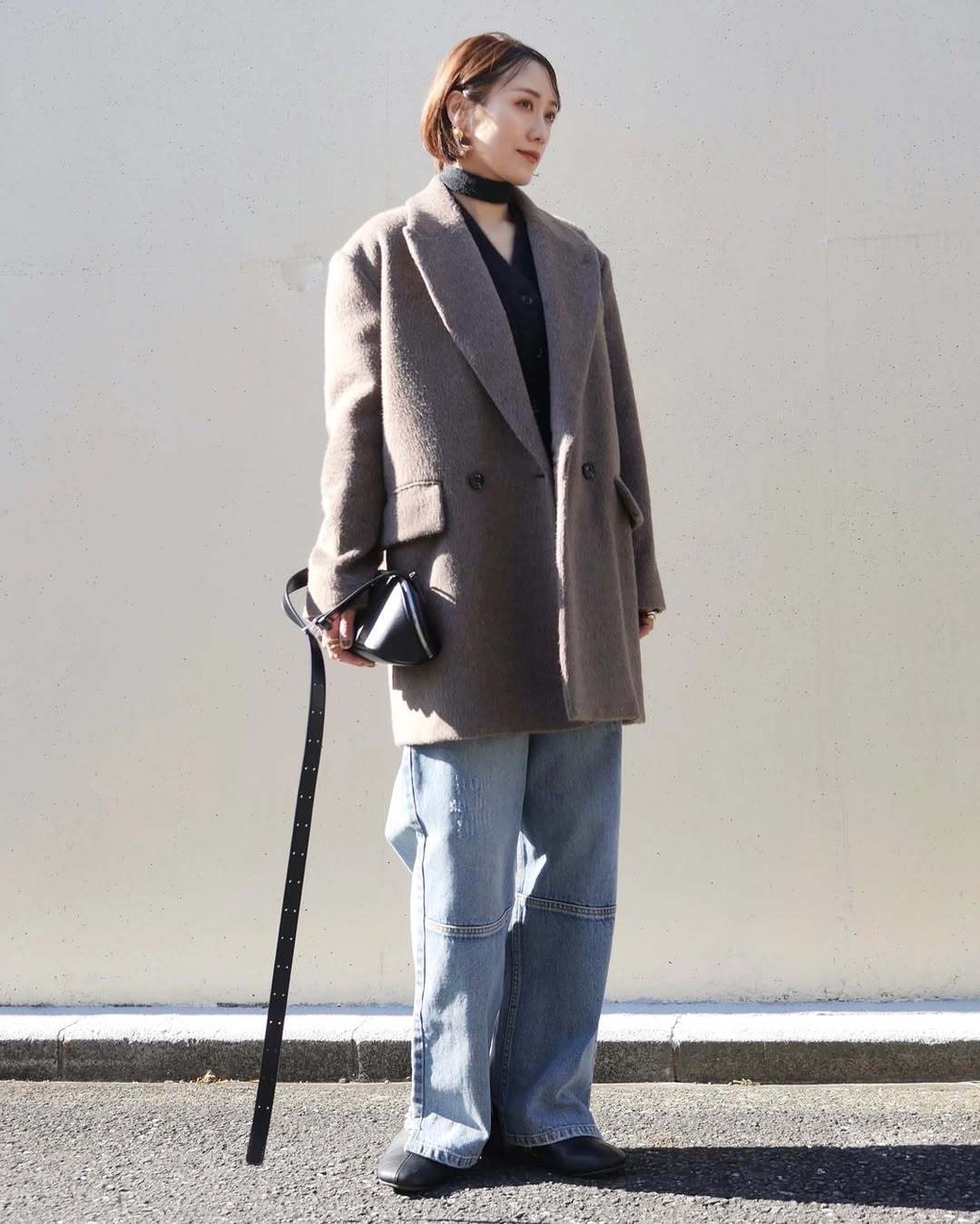 ルーズなシルエットのデニムとメンズライクなジャケットがマッチ。