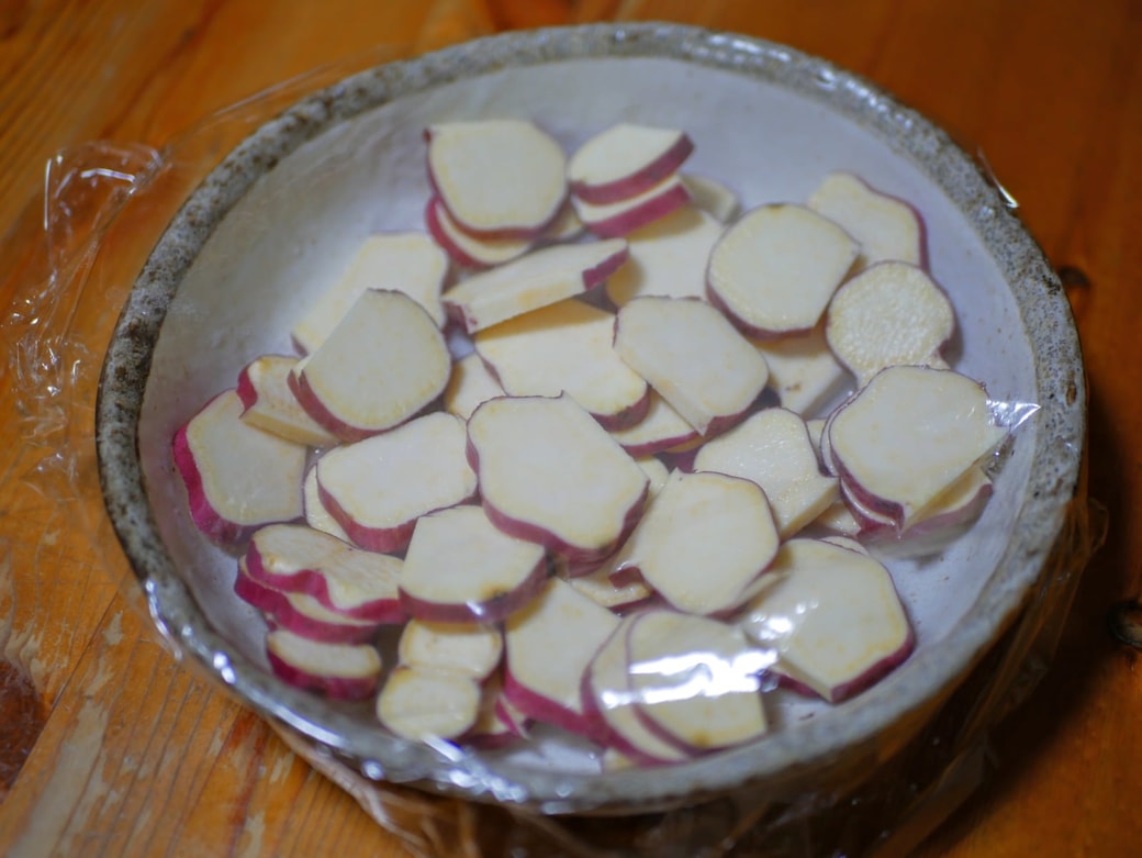 さつまいもを切って皿に入れたところ