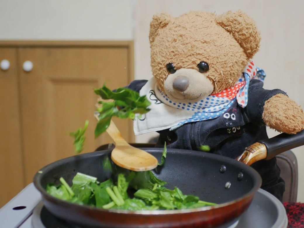 ほうれん草を炒める