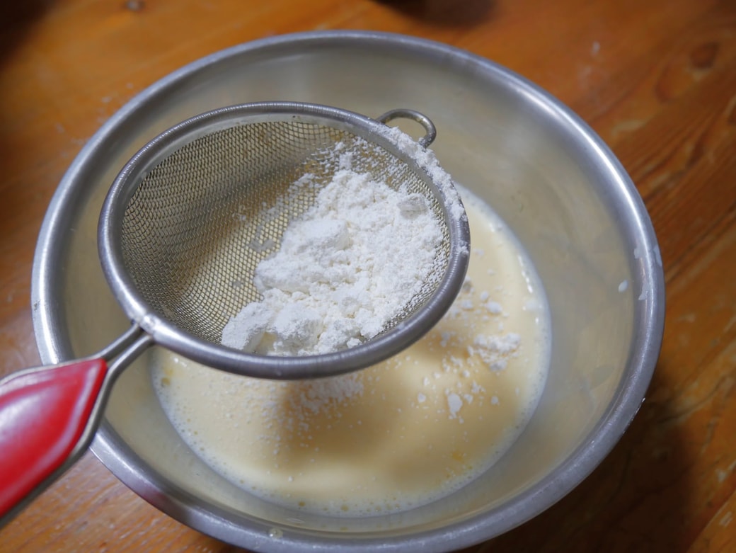 薄力粉を振い入れる