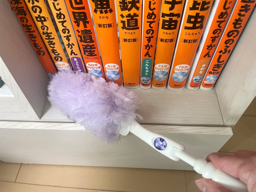 本棚の手前や棚板の上