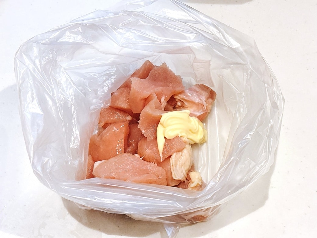 鶏むね肉ににマヨネーズを加える