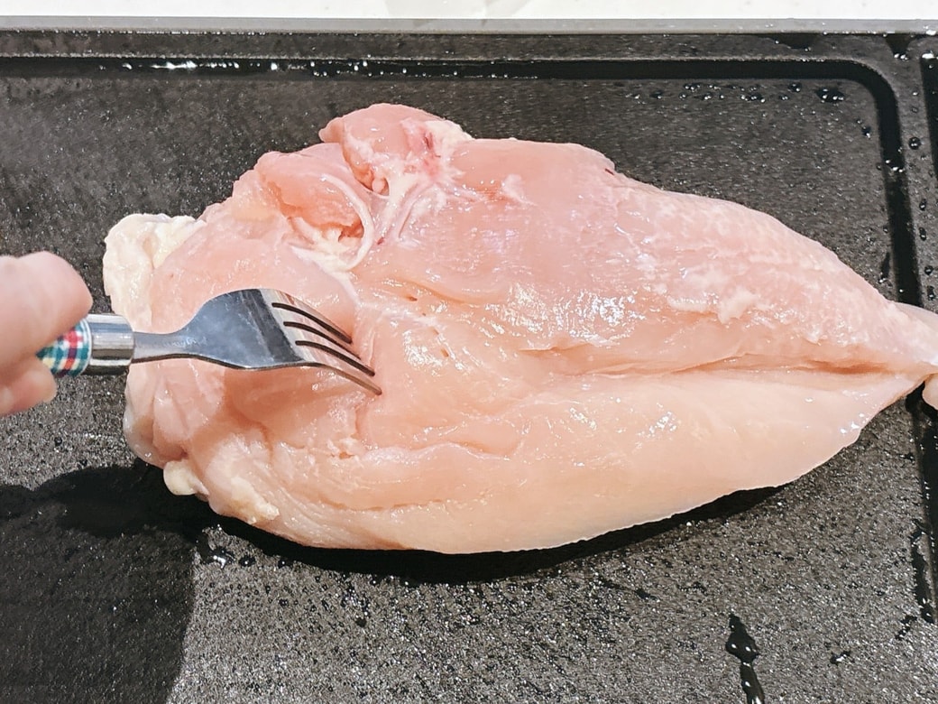 鶏むね肉にフォークで穴を開ける