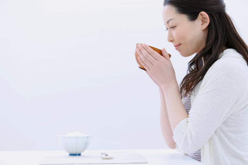 朝食を食べる人