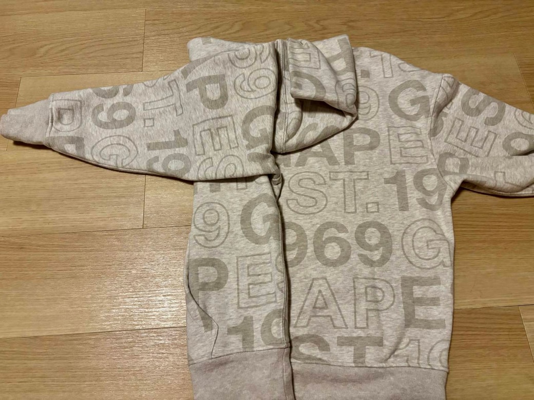 左袖を折り返す