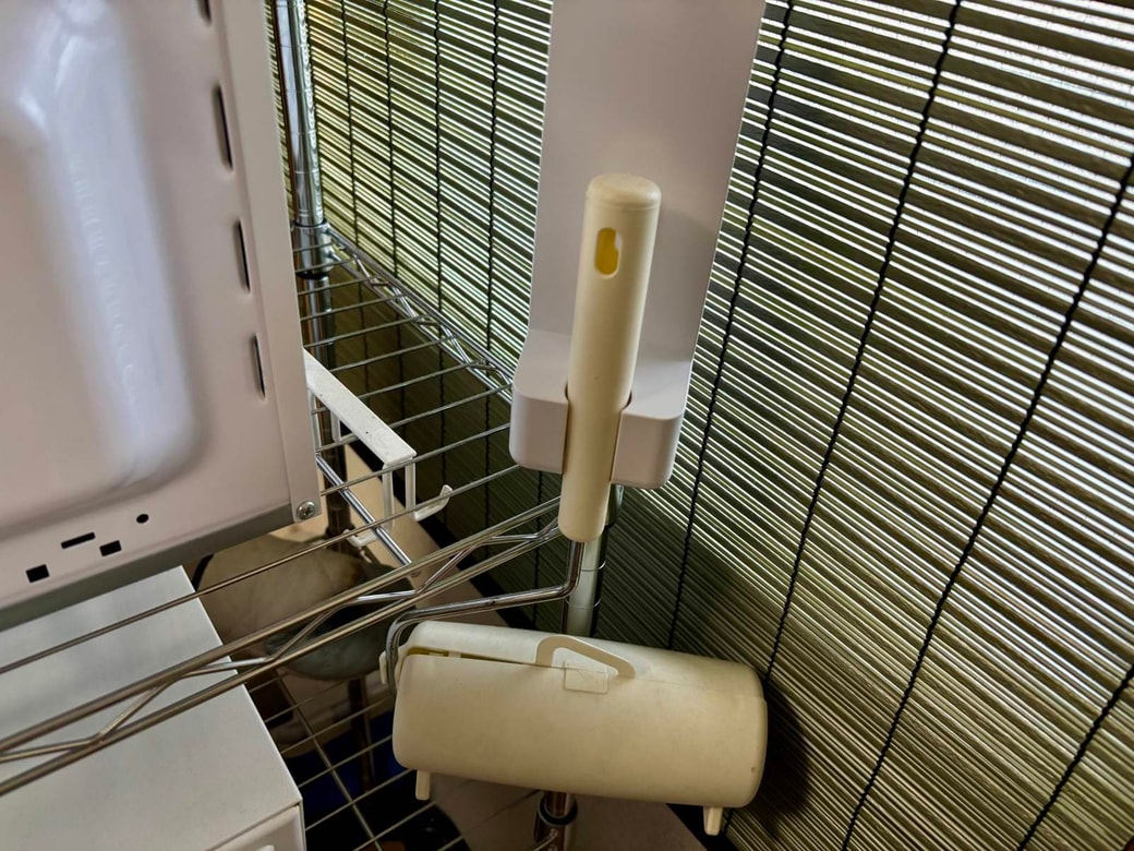 収納ラックにくっつけると、小さな掃除道具をすっきり収納できる