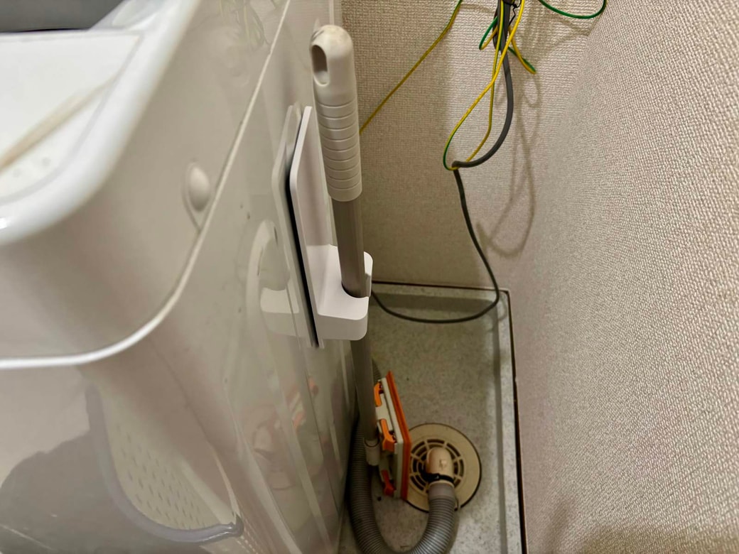 洗濯機に貼って掃除道具を立てる収納