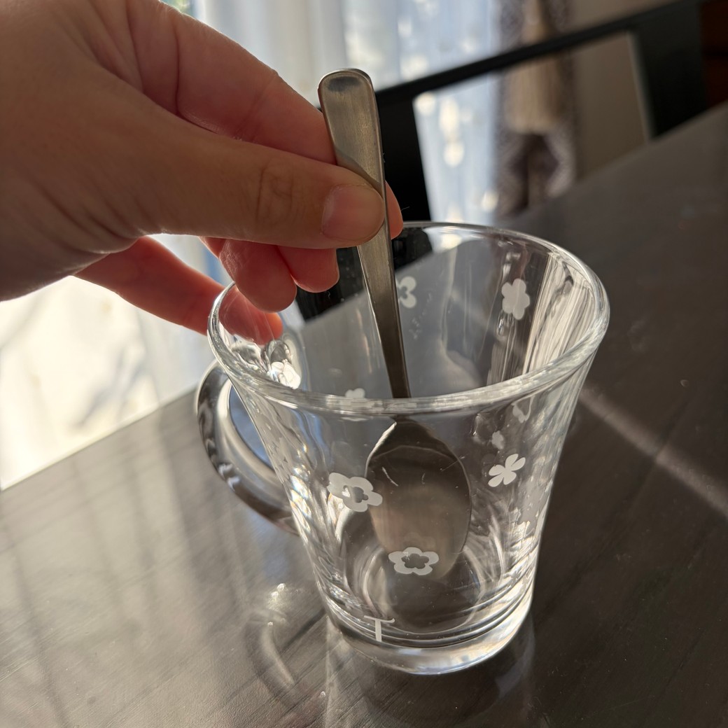 コップにスプーンを立てているところ