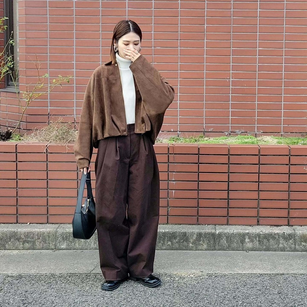 素材でメリハリをつけた、上級者コーデ。