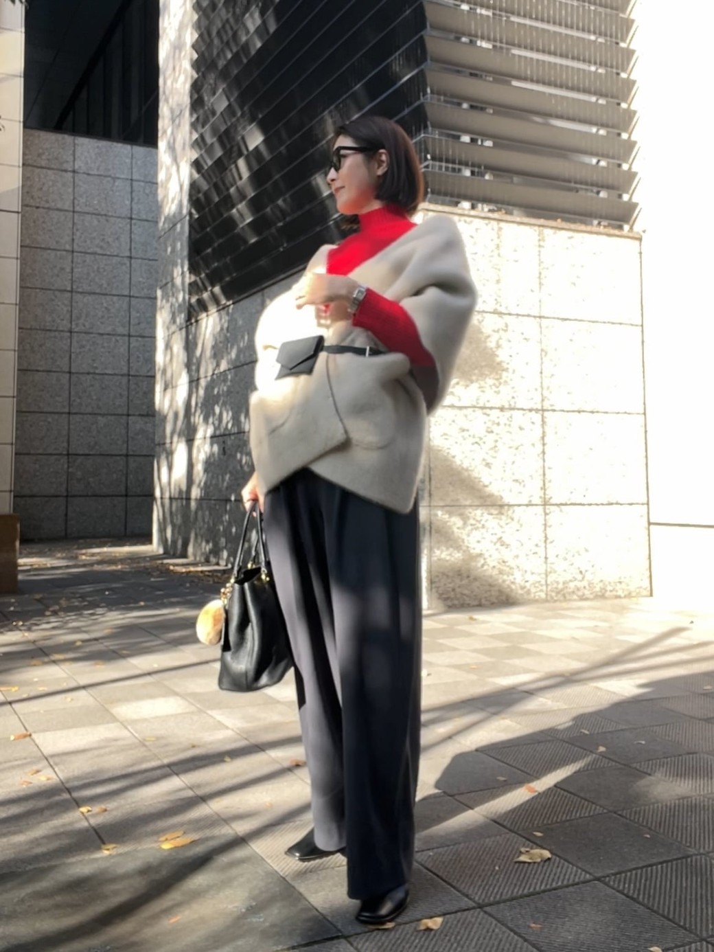 赤ニット×白のファーで、大人の華やかコーデの完成。