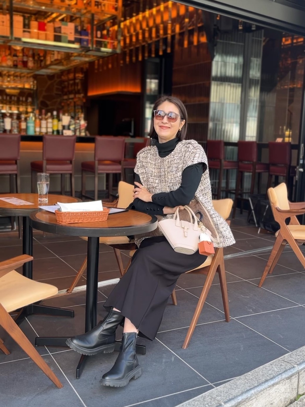 ツイードジレを主役に品のある華やかコーデに。