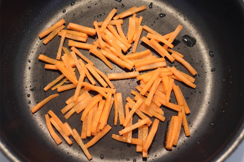 「にんじんとごまのおにぎり」