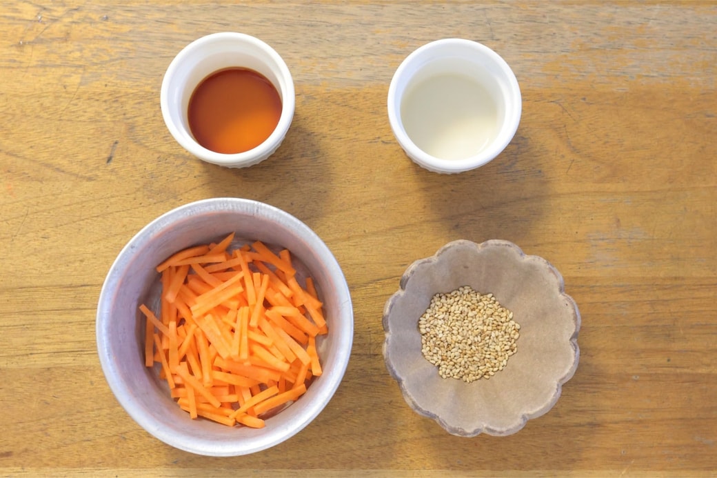 「にんじんとごまのおにぎり」