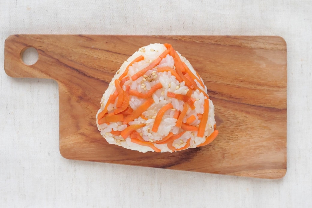 「にんじんとごまのおにぎり」