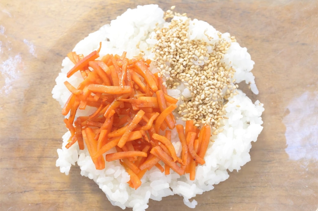 「にんじんとごまのおにぎり」