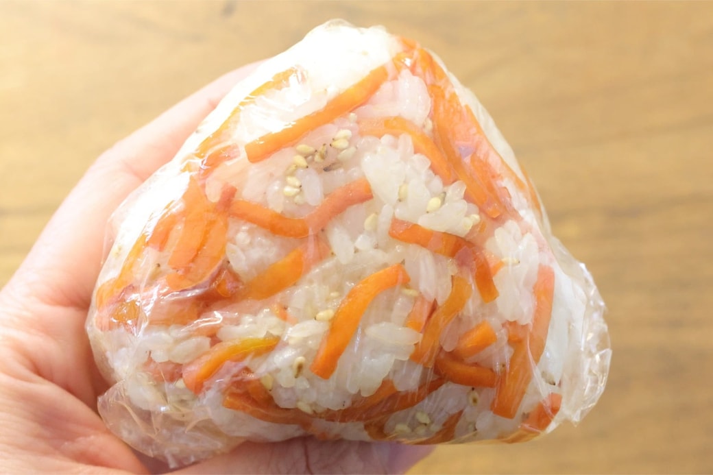 「にんじんとごまのおにぎり」