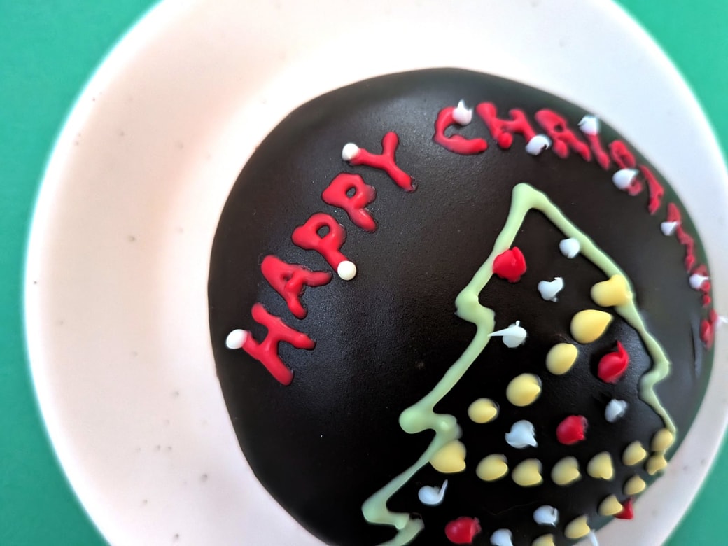 クリスピー・クリーム・ドーナツ「チョコカスタード」をチョコペンでデコレーション