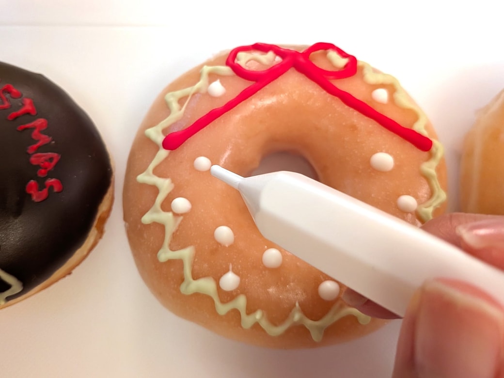 チョコペンでドーナツに模様などを書く