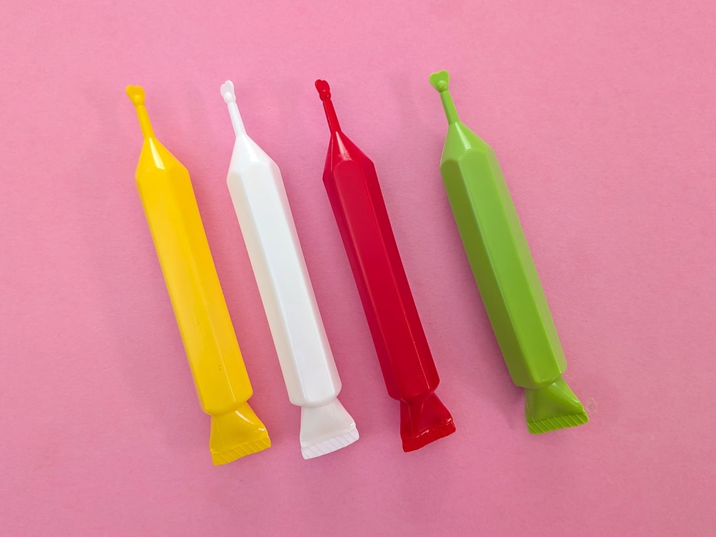 黄色・白・赤・緑色のチョコペン