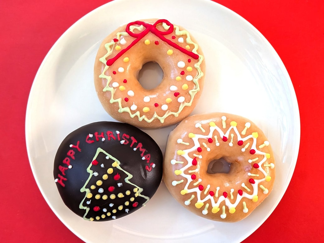 クリスピー・クリーム・ドーナツ「オリジナル・グレーズド」「チョコカスタード」をチョコペンでデコレーション