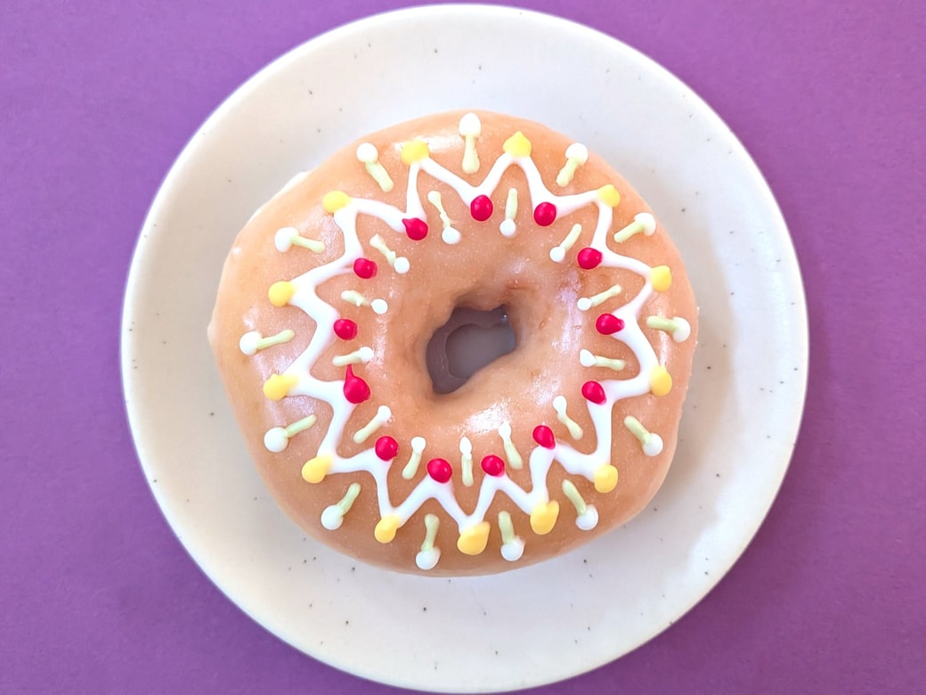 クリスピー・クリーム・ドーナツオリジナル・グレーズド」をチョコペンでデコレーション