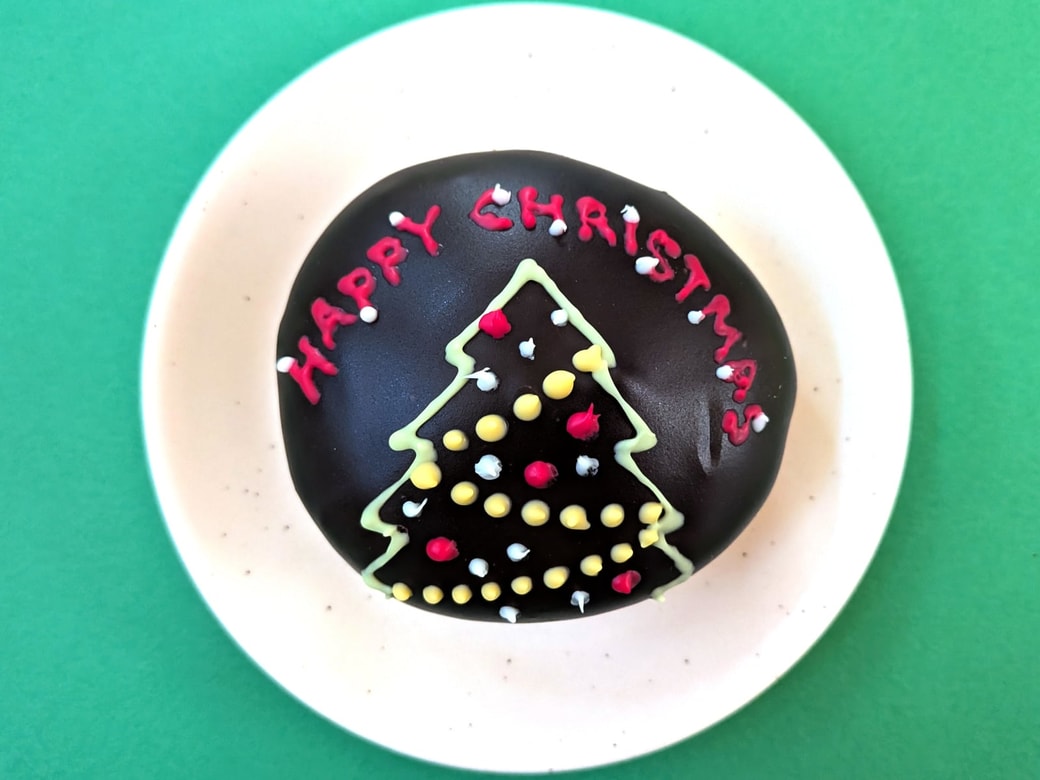 クリスピー・クリーム・ドーナツ「チョコカスタード」をチョコペンでデコレーション